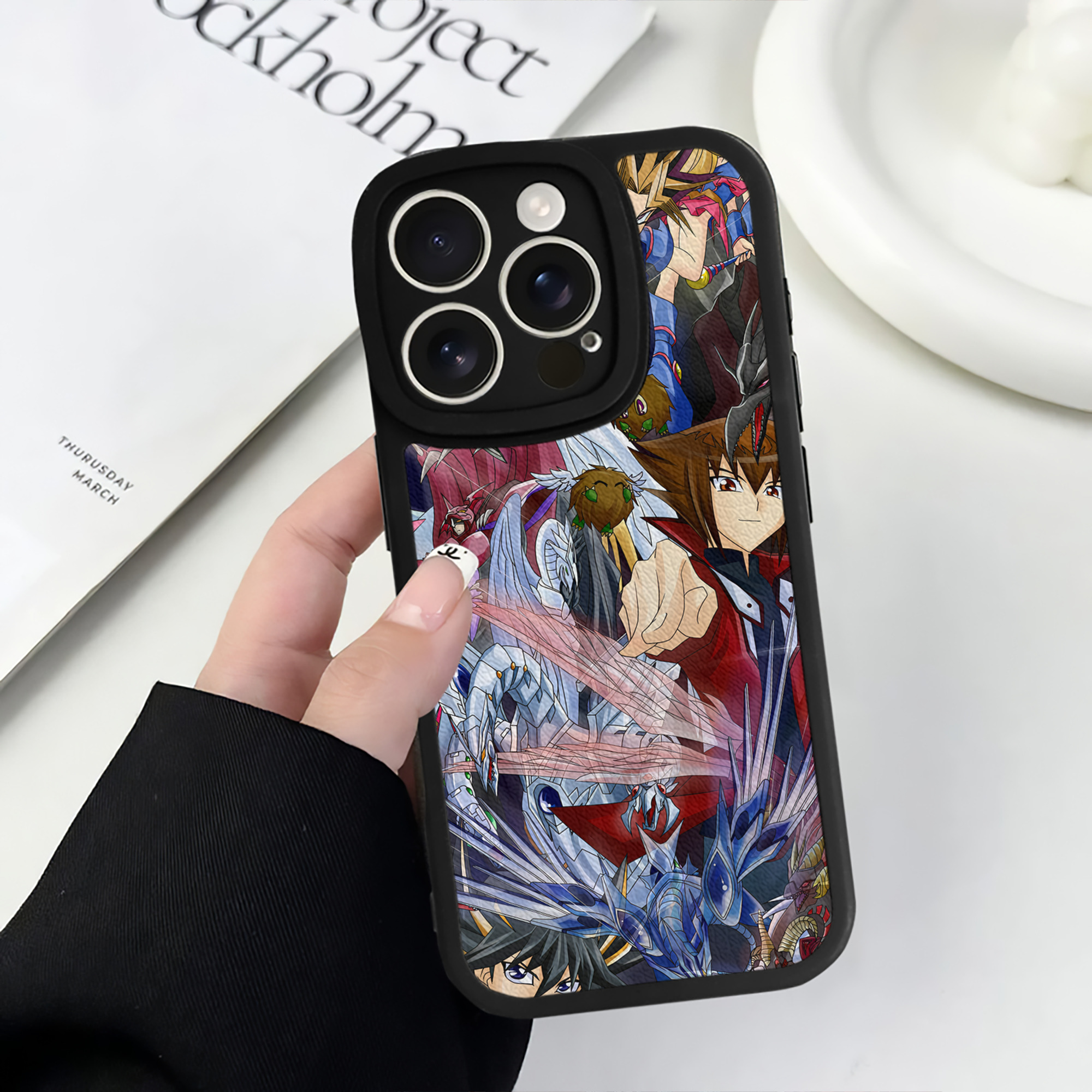 （画像用） 遊☆戯☆王 Yu-Gi-Oh! 【iPhone 16シリーズ対応】シリコンスマホケース（レザー調） 材質：シリコン